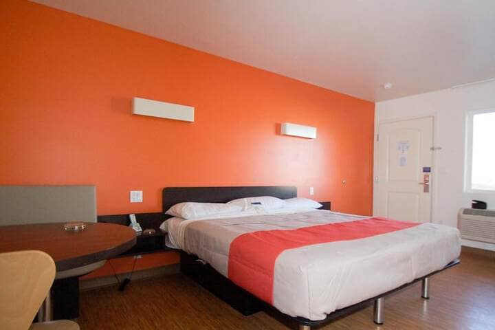 Room 4 of 27