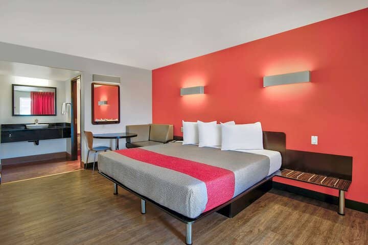 Room 13 of 27